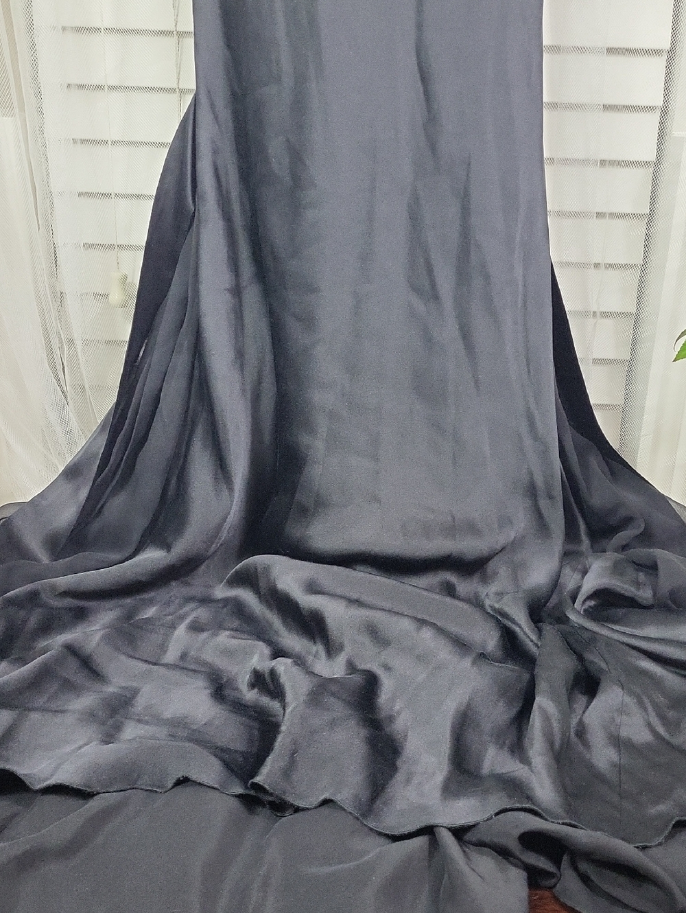 Outstanding Elegant Floor-Length Silk Evening Gown in Charcoal. Size 2 - Picture 5 of 13